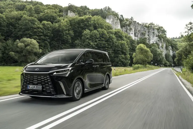 Lexus LM LM 350h 4 Koltuklu 2