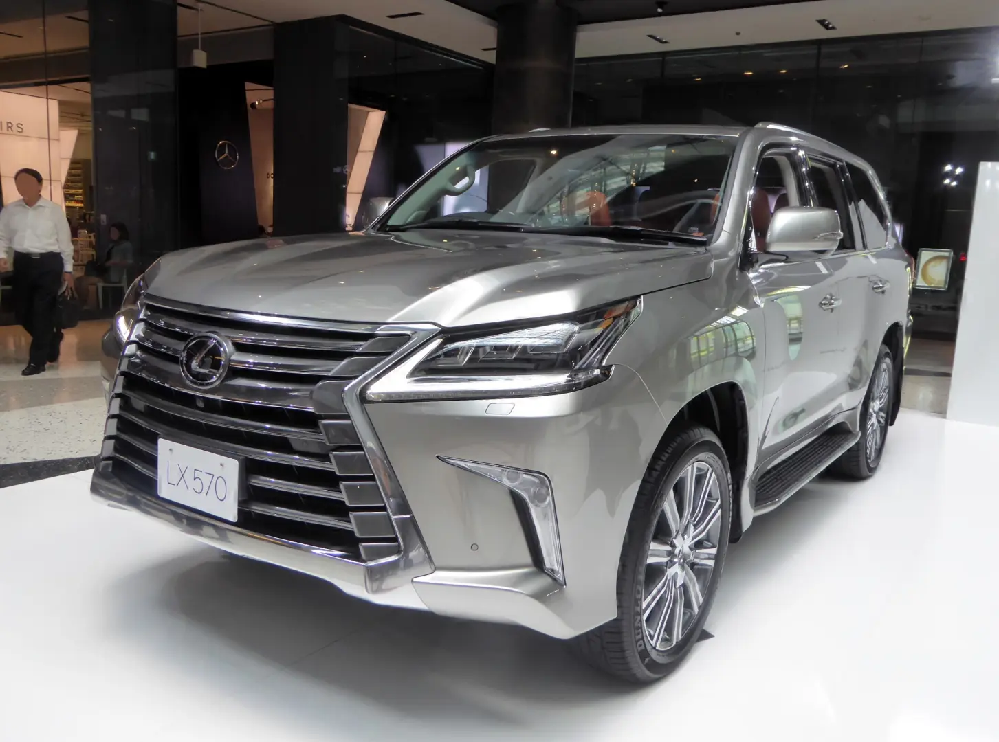 Lexus LX LX SUV 570 V8 AWD 5