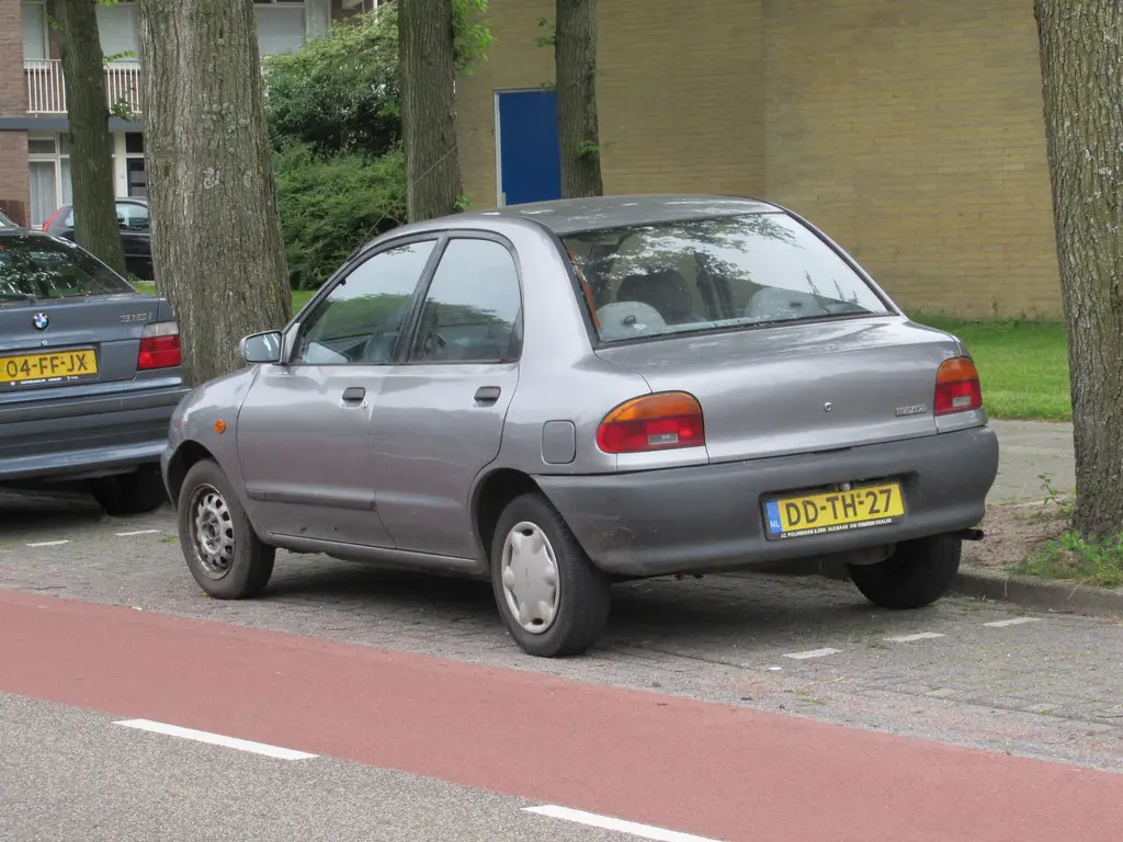Mazda 121 121 1.3 16V LX 1
