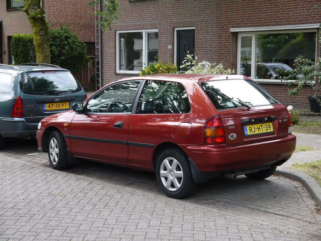 Mazda 323 323 P 1.5i 4