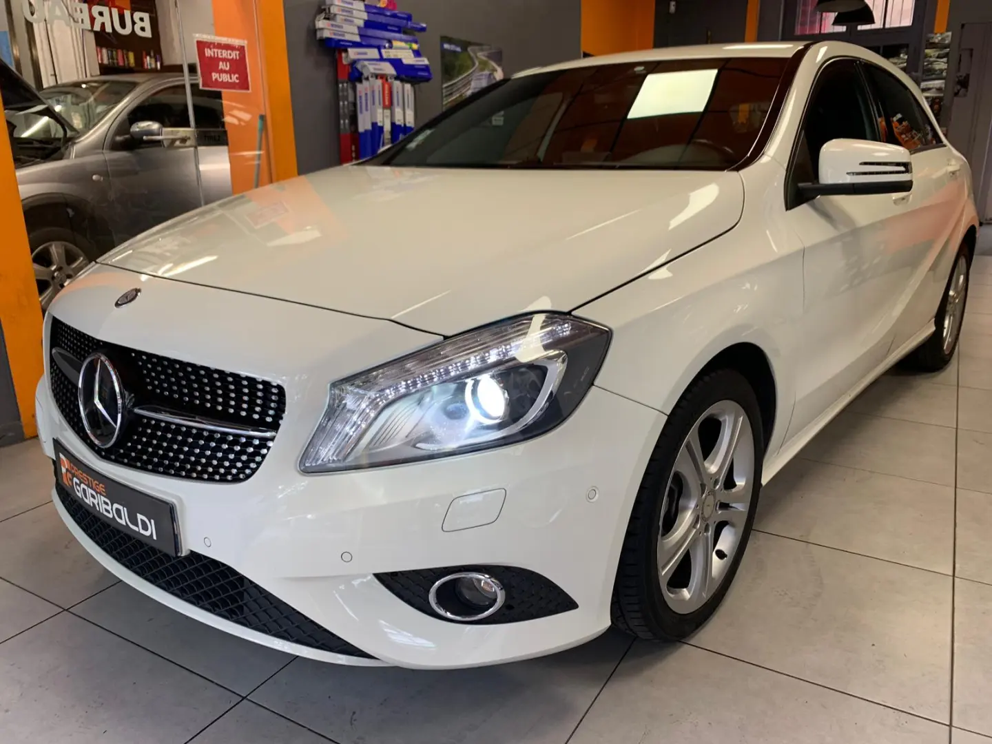 Mercedes-Benz  A 180 BlueEFFICIENCY Urban 3