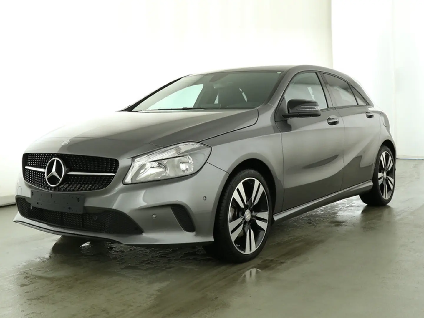 Mercedes-Benz  A 180 BlueEFFICIENCY Urban 7G-DCT 4