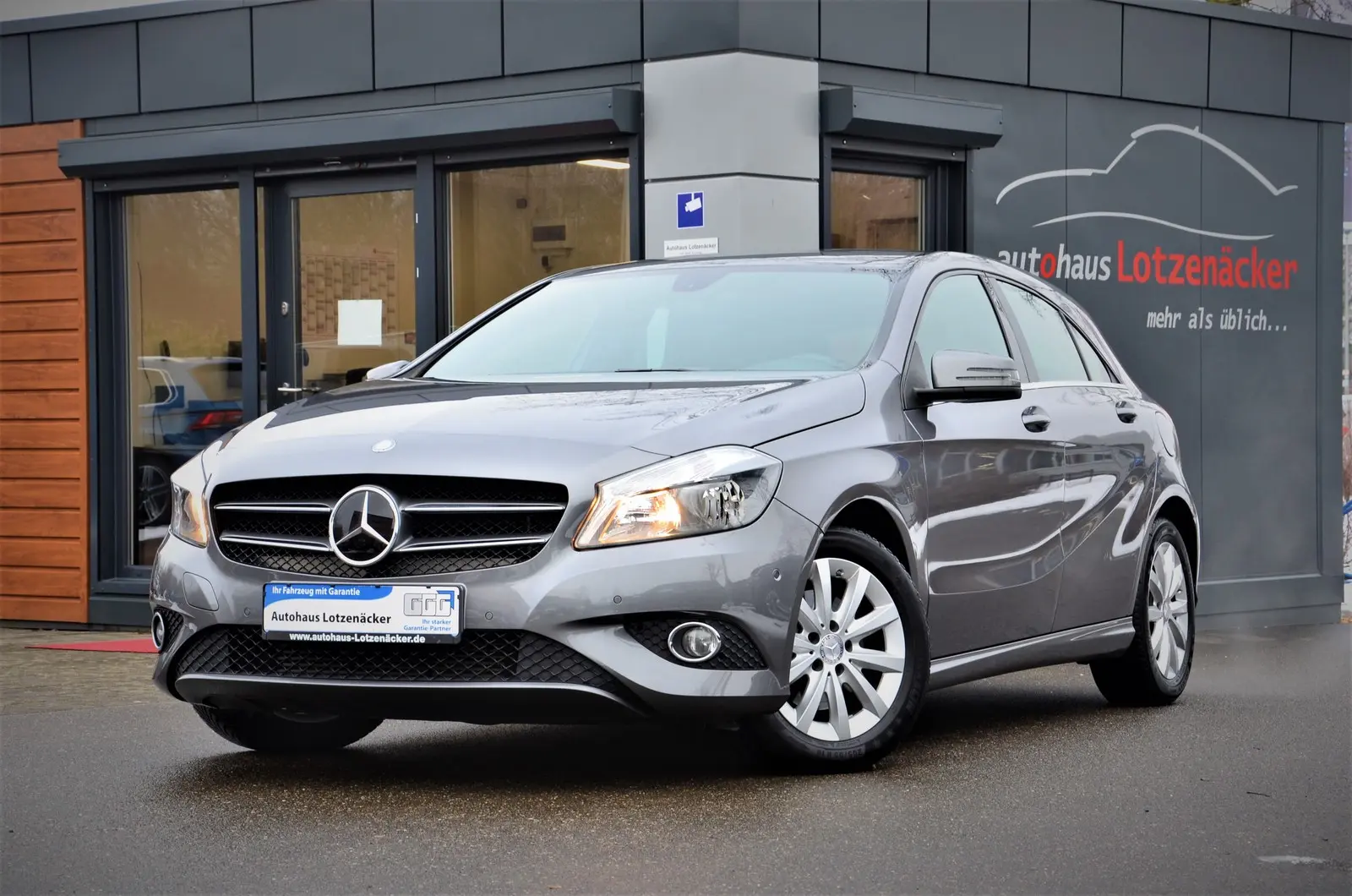 Mercedes-Benz  A 180 BlueEFFICIENCY Urban 7G-DCT 4