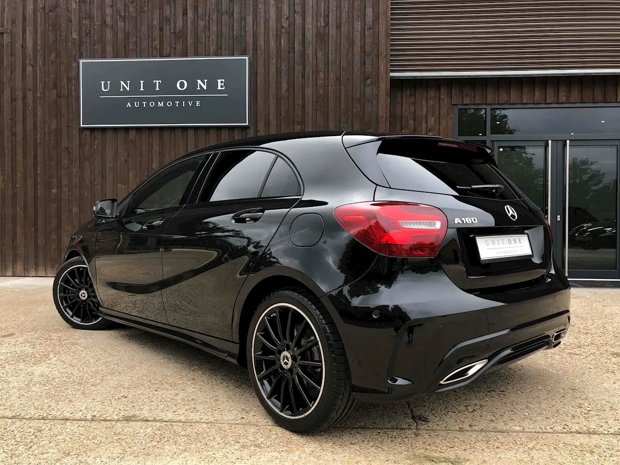 Mercedes-Benz  A 180 CDI BlueEFFICIENCY AMG WhiteArt 7G-DCT 6