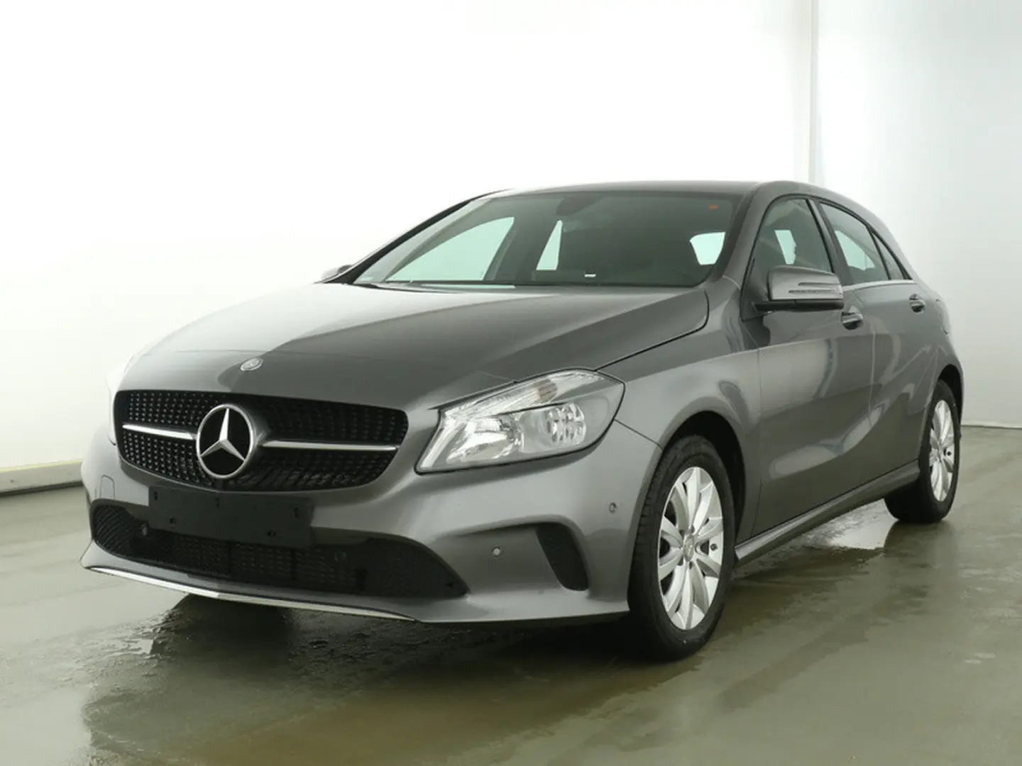 Mercedes-Benz  A 180 BlueEFFICIENCY Style Plus 7G-DCT 1