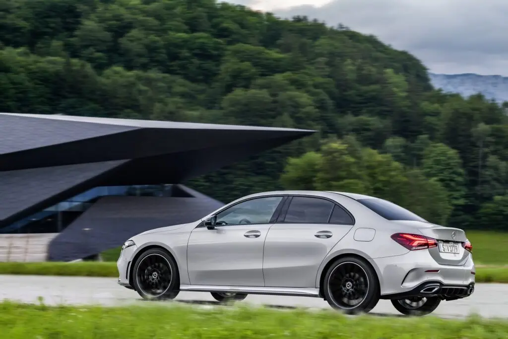 Mercedes-Benz  A 180 d AMG 7G-DCT 3