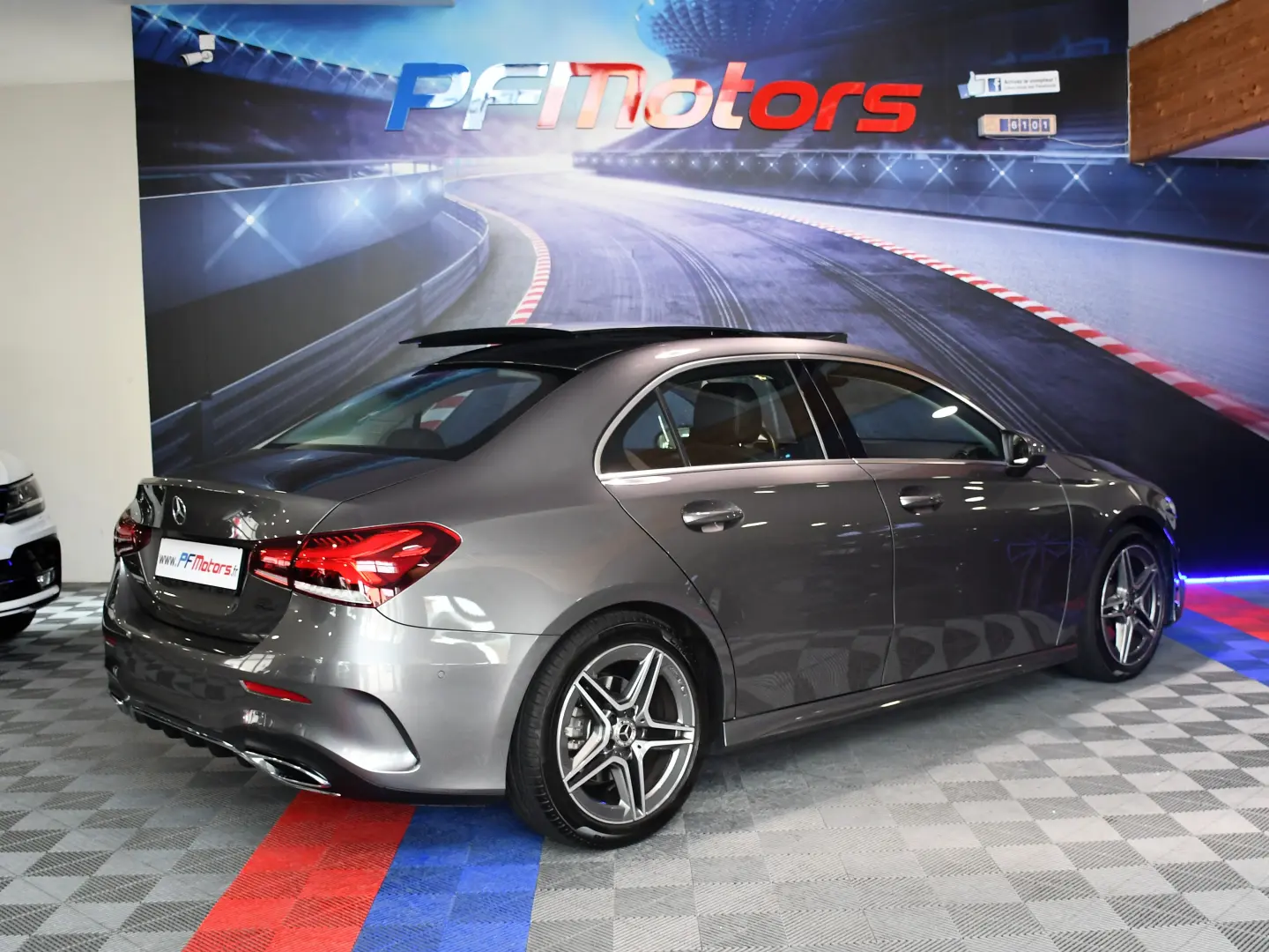 Mercedes-Benz  A 200 BlueEFFICIENCY AMG 7G-DCT 3