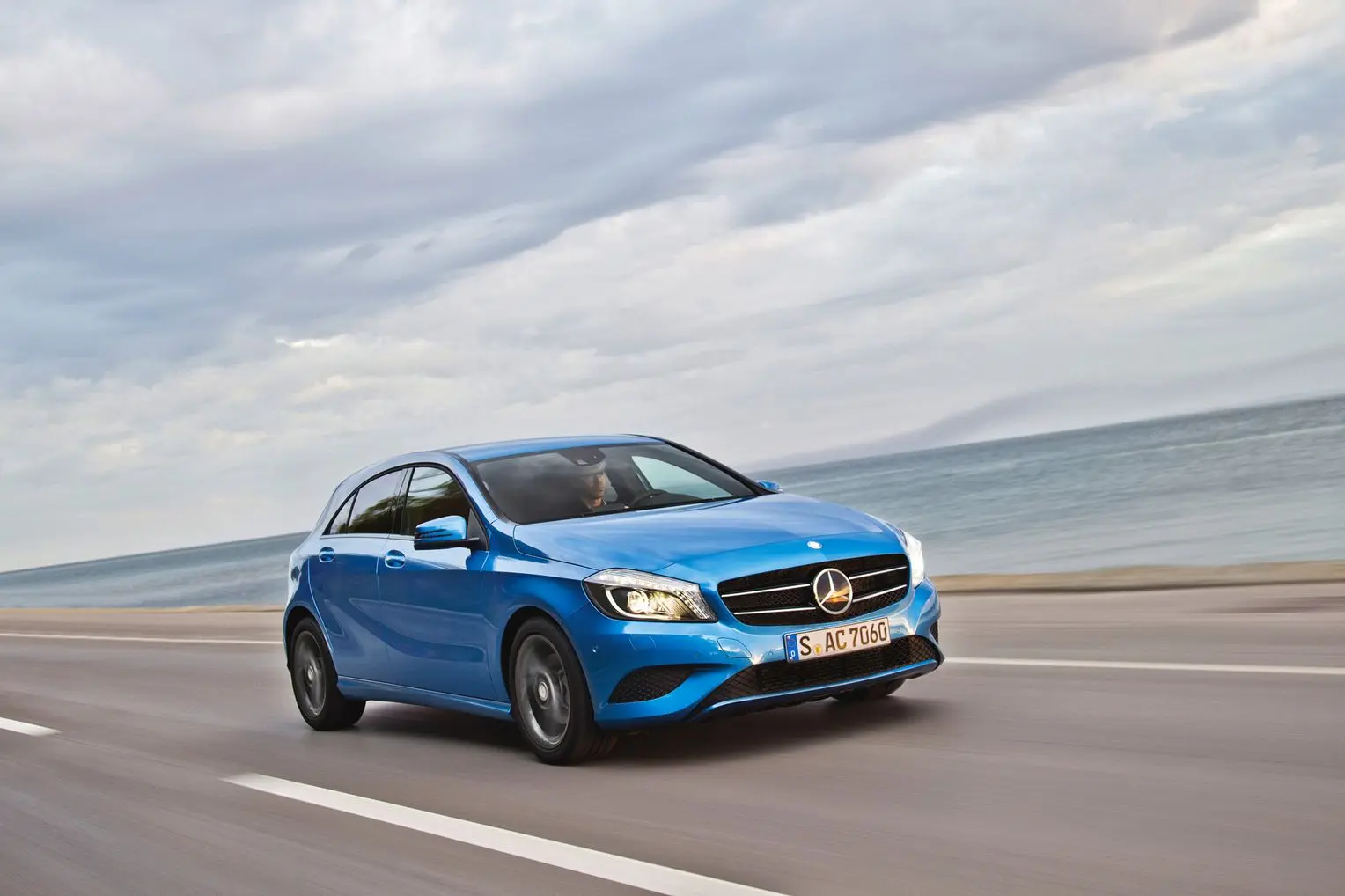 Mercedes-Benz  A 200 BlueEFFICIENCY AMG Sport 2