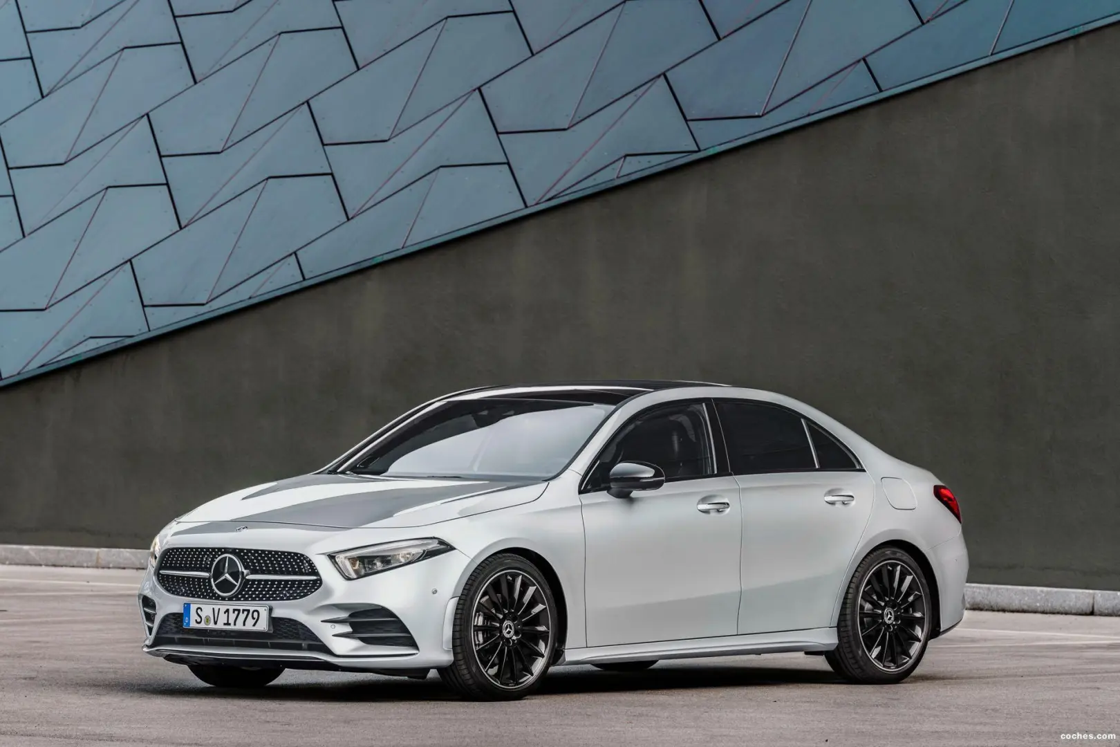 Mercedes-Benz  A Sedan 180 d Style BlackArt 7G-DCT 1