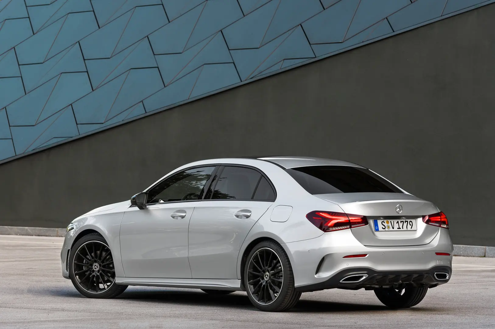 Mercedes-Benz  A Sedan 180 d Style 7G-DCT 1