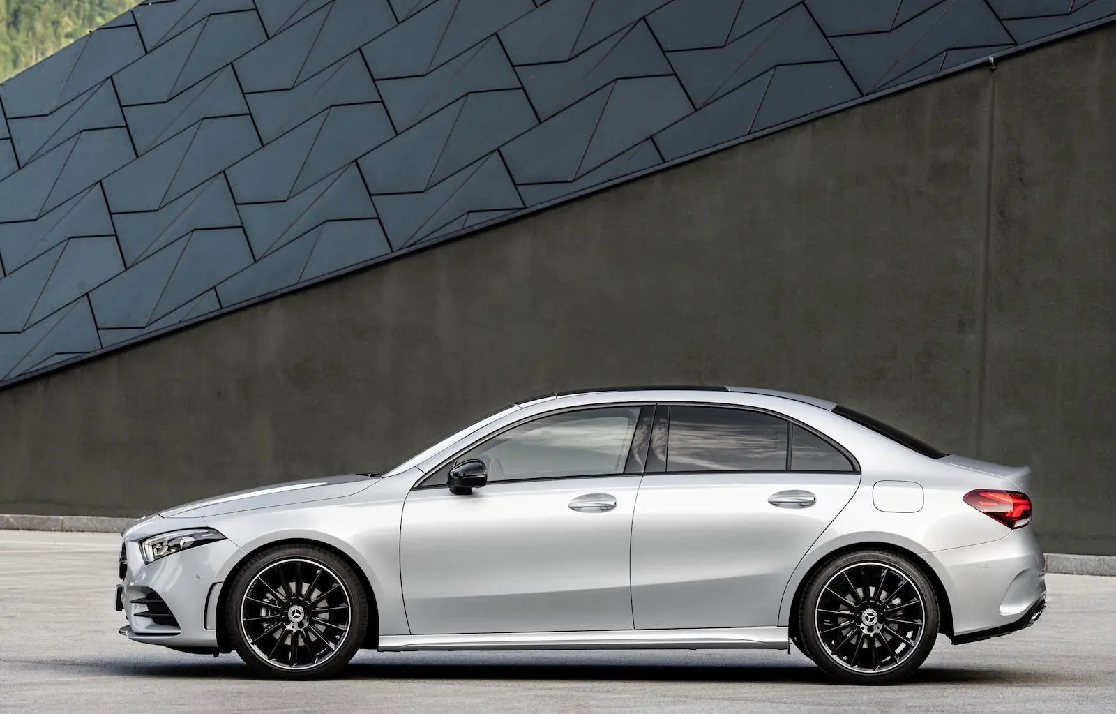 Mercedes-Benz  A Sedan 180 d AMG 7G-DCT 0