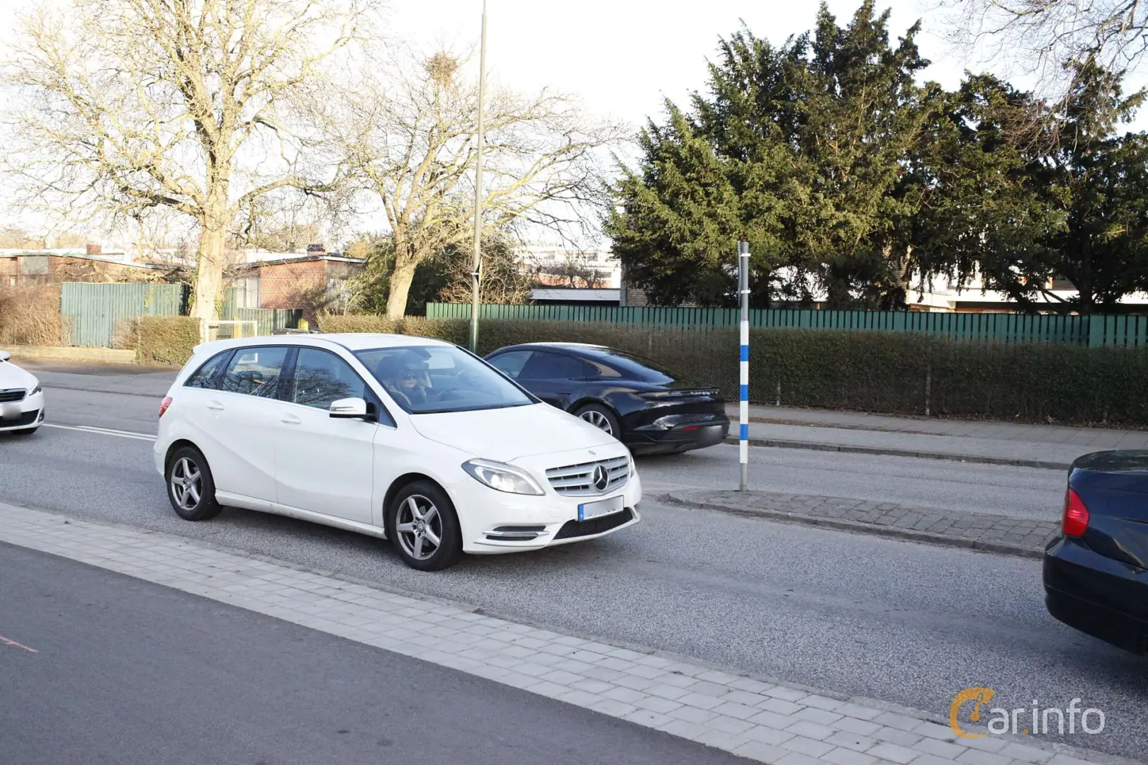 Mercedes-Benz  B 180 BlueEFFICIENCY Sport 7G-DCT 4