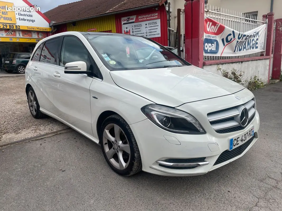 Mercedes-Benz  B 180 CDI BlueEFFICIENCY Style 7G-DCT 6