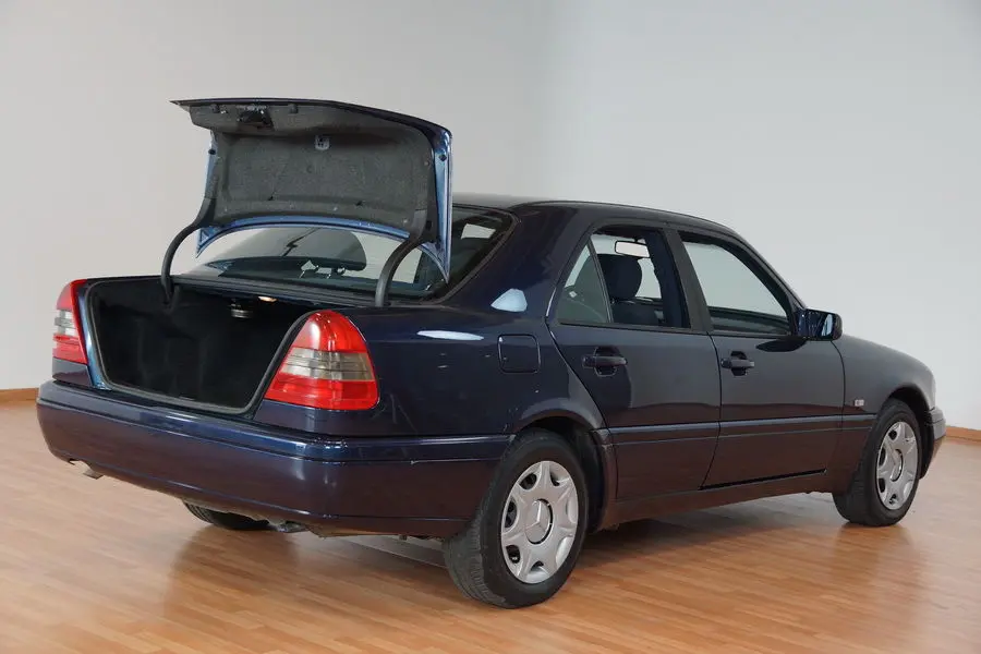 Mercedes-Benz  C 180 Classic 7