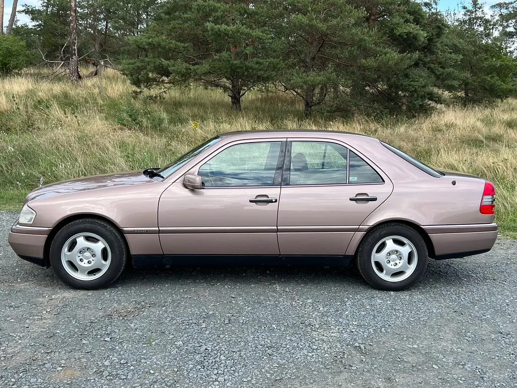 Mercedes-Benz  C 180 Elegance 4