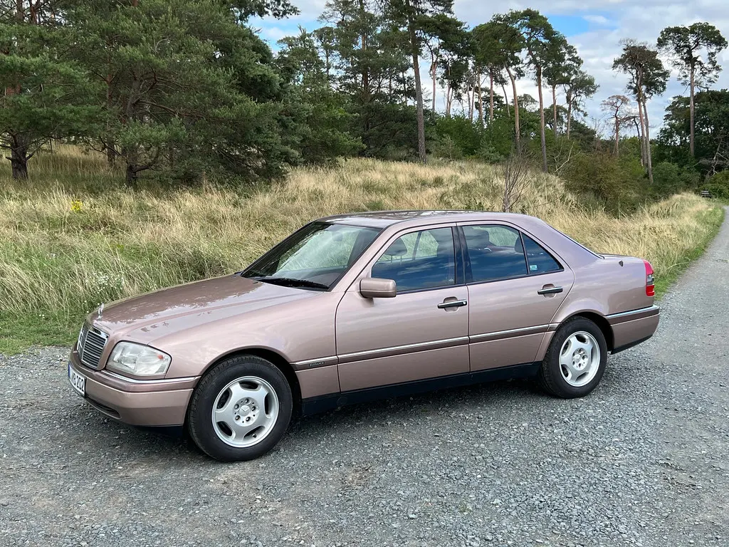Mercedes-Benz  C 180 Elegance 6