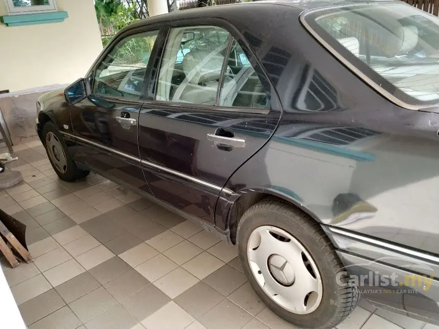 Mercedes-Benz  C 220 Elegance 4