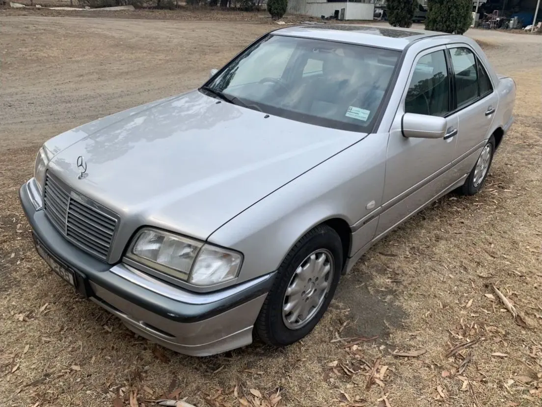 Mercedes-Benz  E 240 Elegance 2