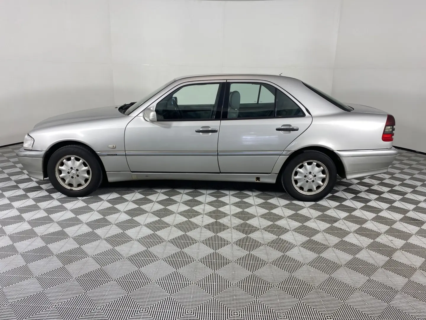 Mercedes-Benz  C 240 Elegance 3