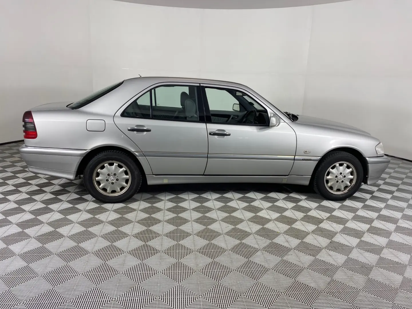 Mercedes-Benz  C 240 Elegance 4