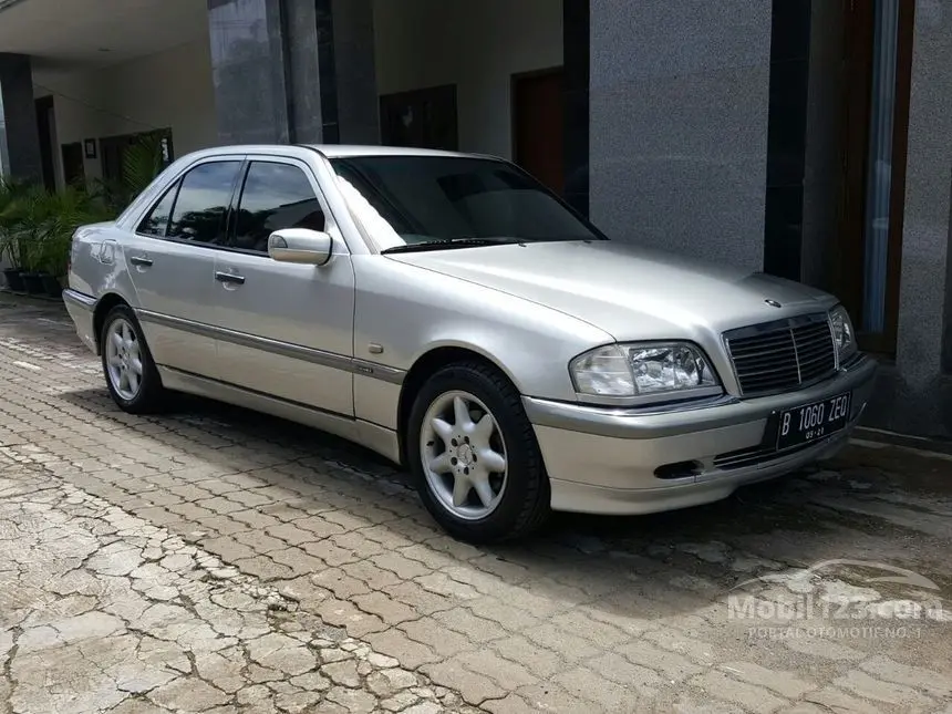 Mercedes-Benz  C 240 Elegance 7