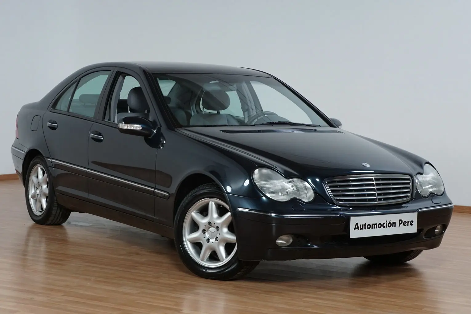 Mercedes-Benz  C 320 Elegance 4