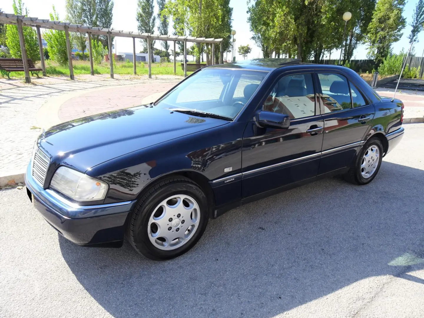Mercedes-Benz  C 250 TD Classic 2