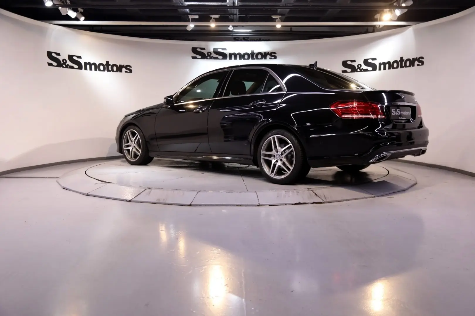 Mercedes-Benz  E 180 AMG 3