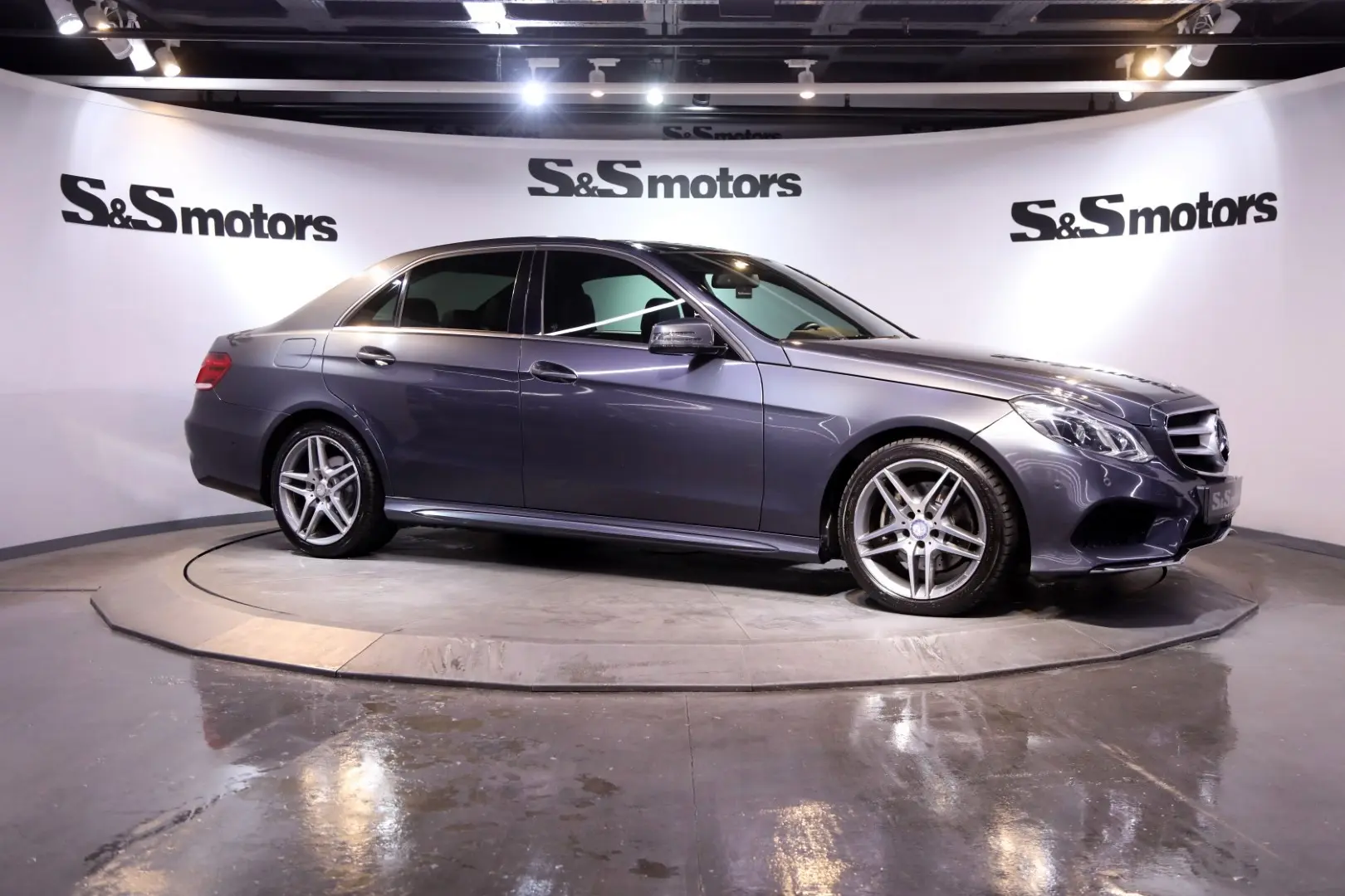 Mercedes-Benz  E 180 AMG 3