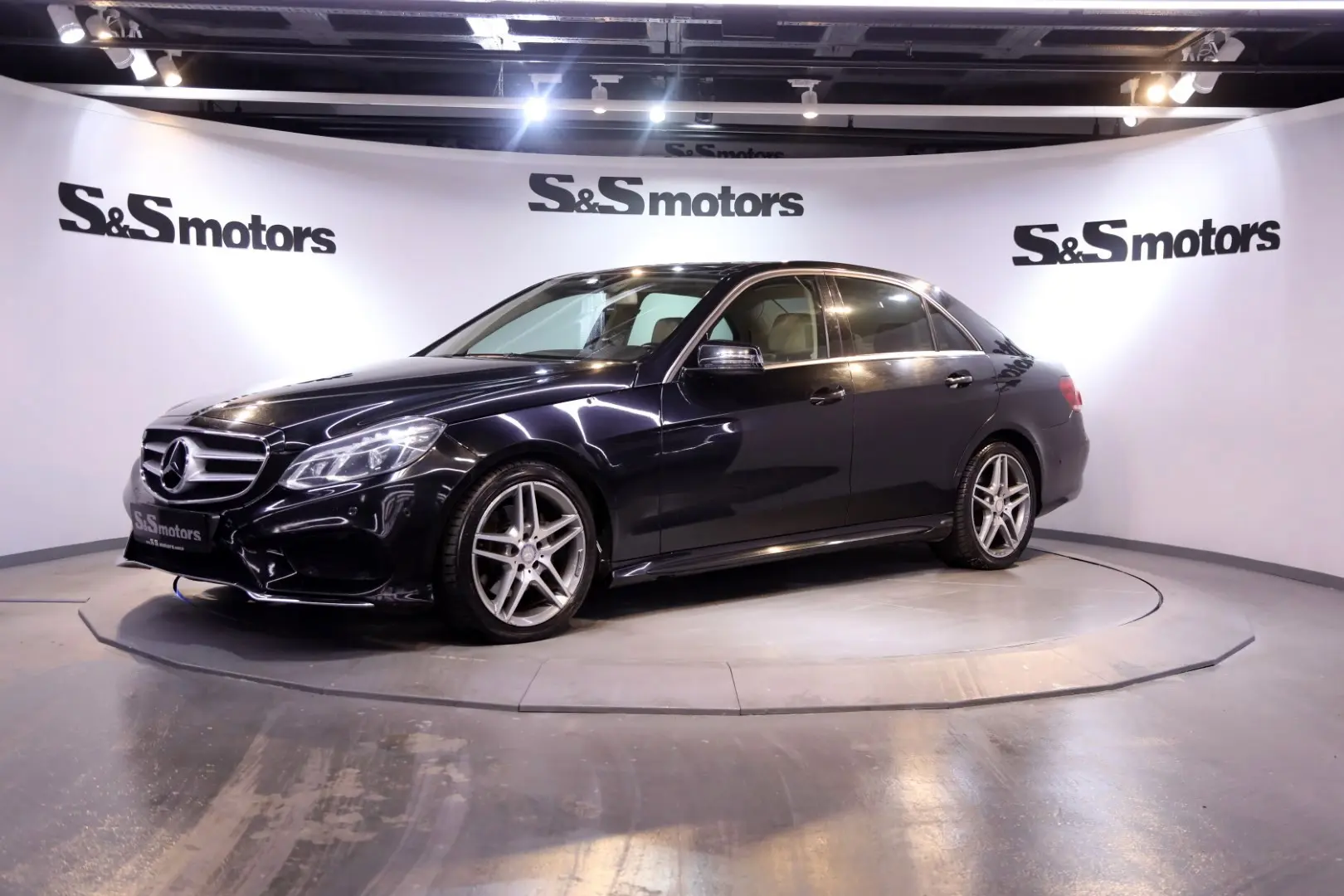 Mercedes-Benz  E 180 AMG 4