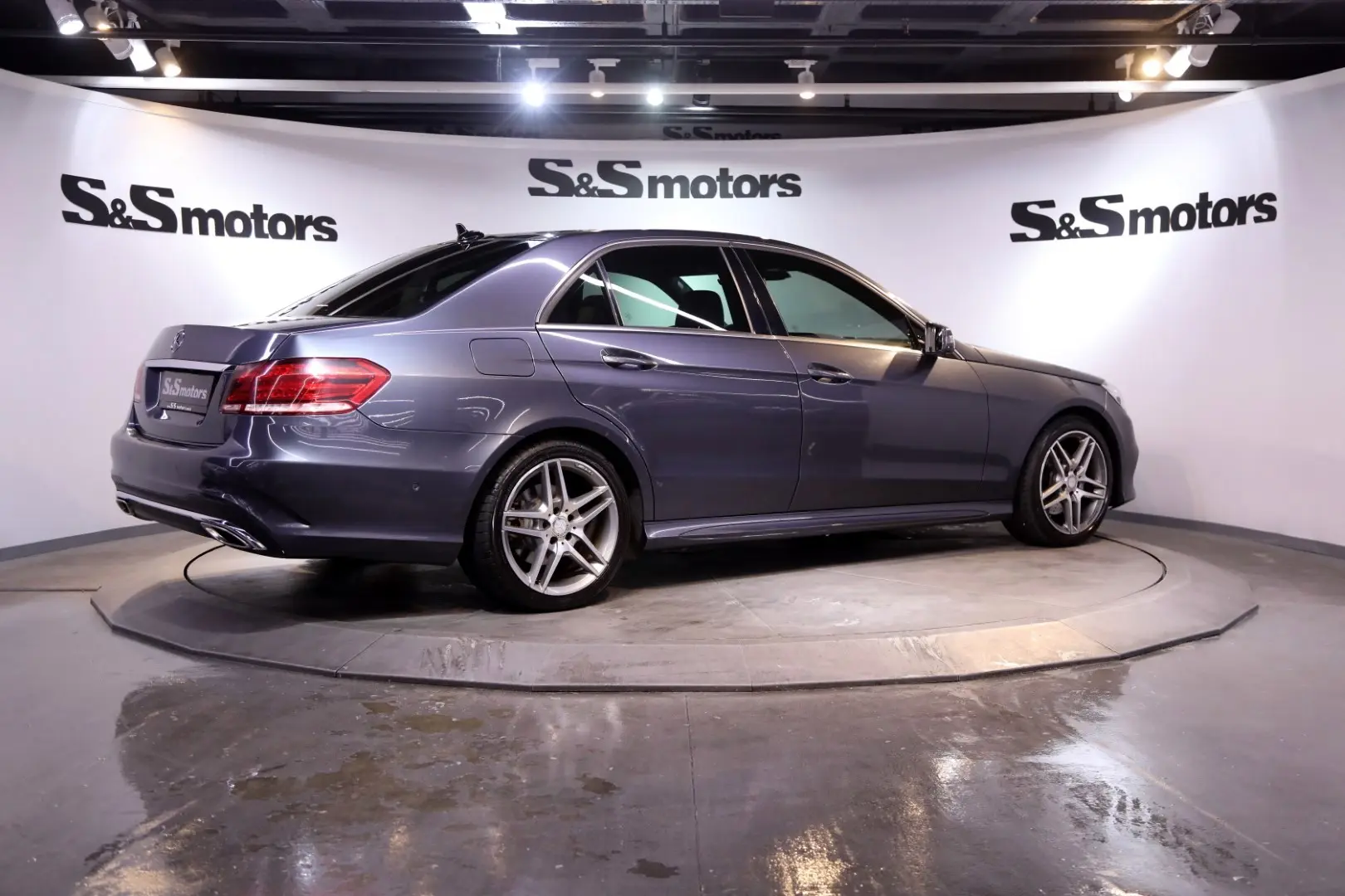 Mercedes-Benz  E 180 AMG 3
