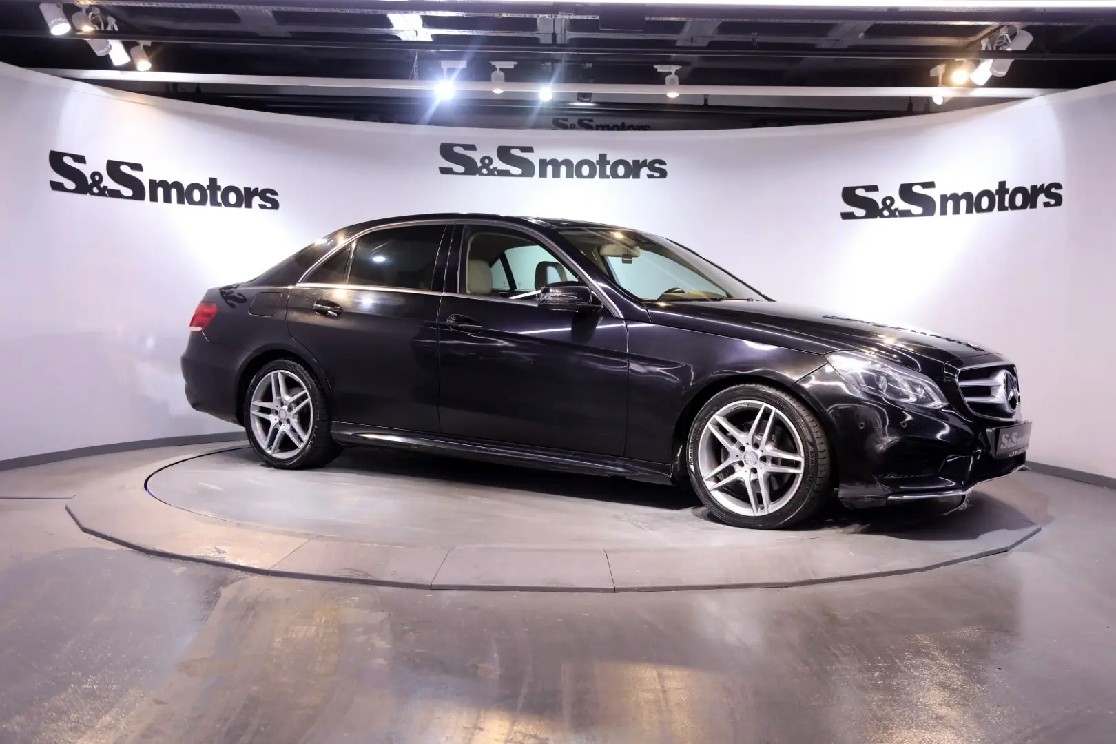 Mercedes-Benz  E 180 AMG 6