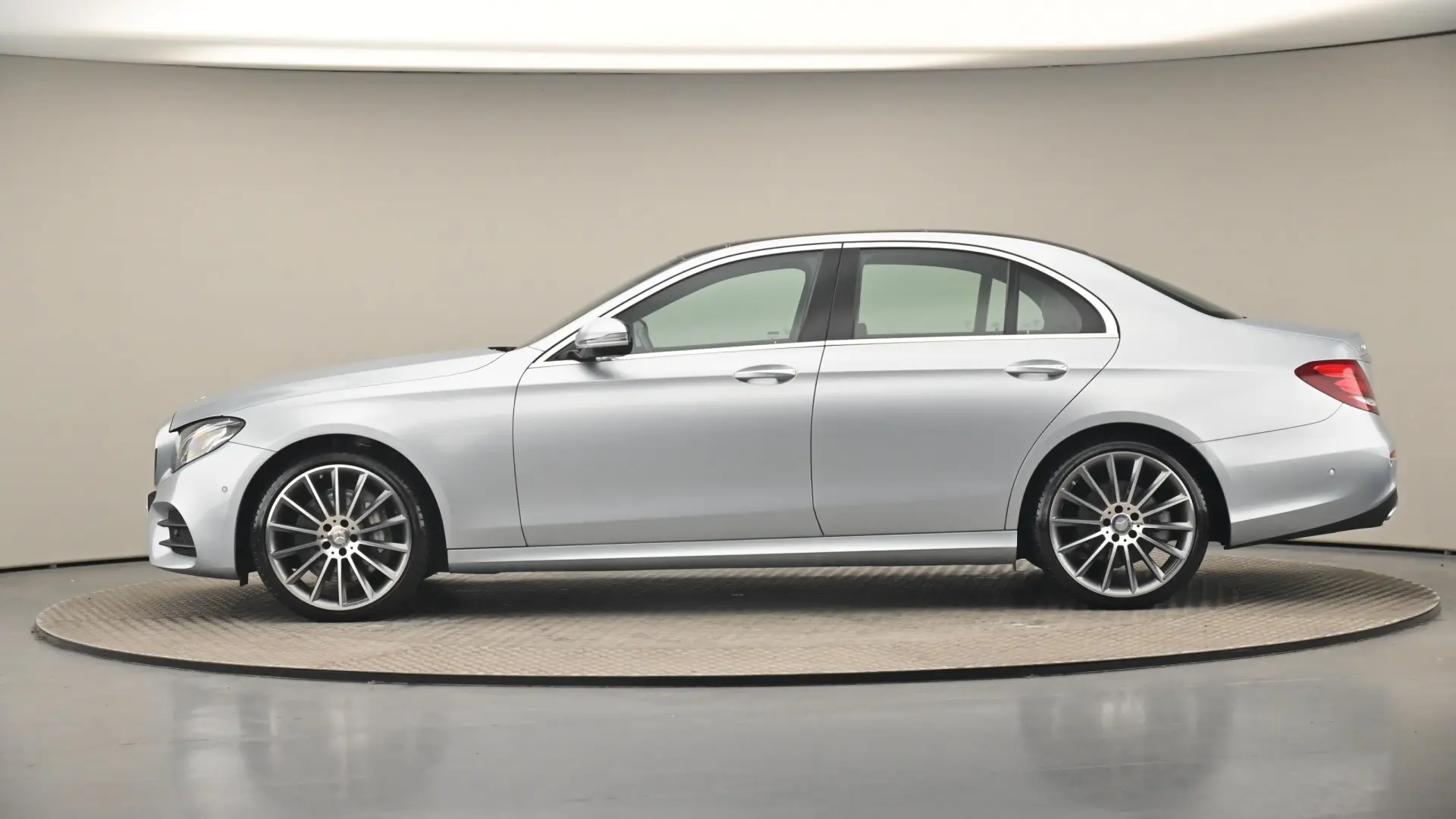 Mercedes-Benz  E 180 AMG 9G-Tronic 6