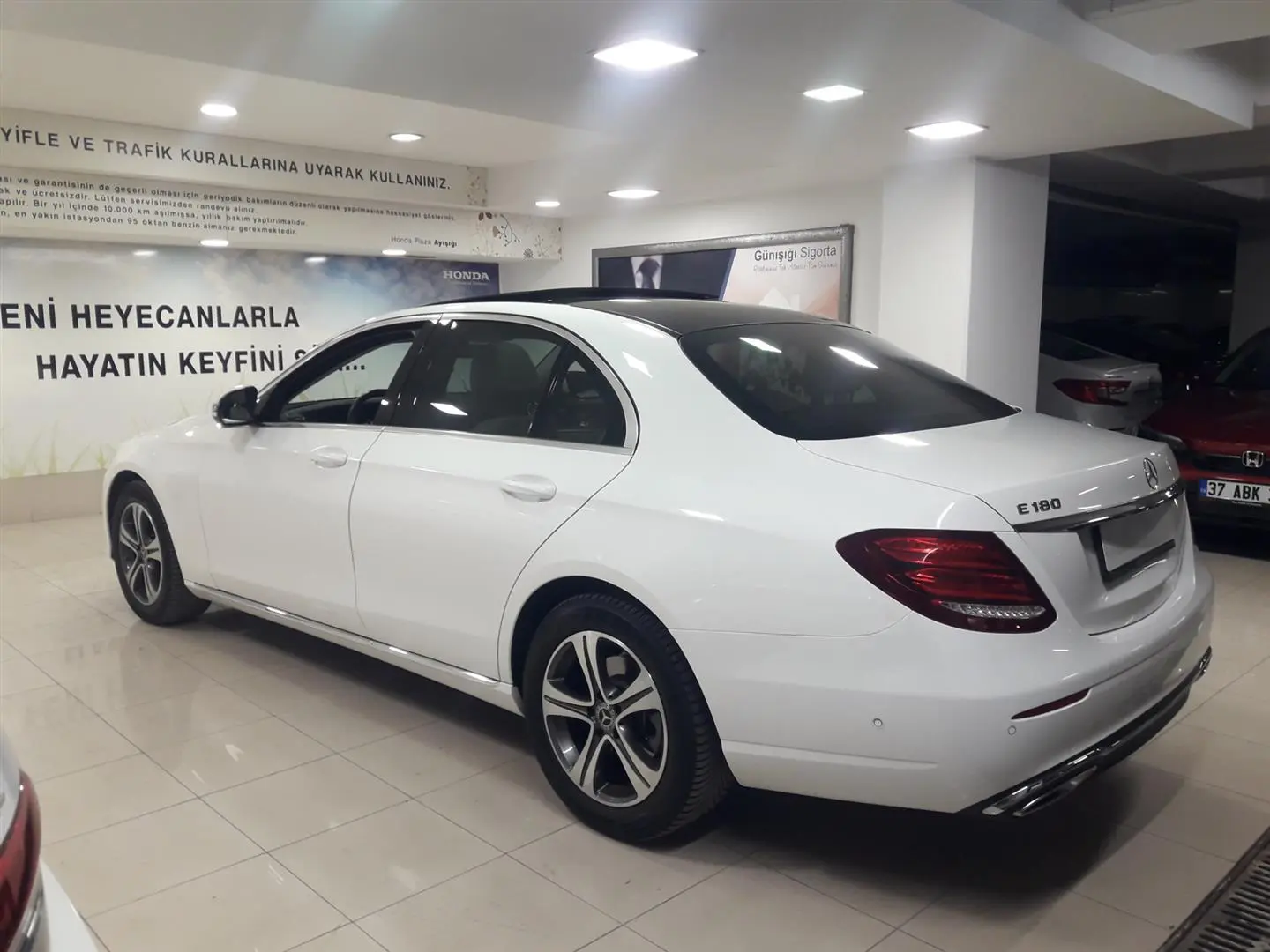 Mercedes-Benz  E 180 Avantgarde 9G-Tronic 6