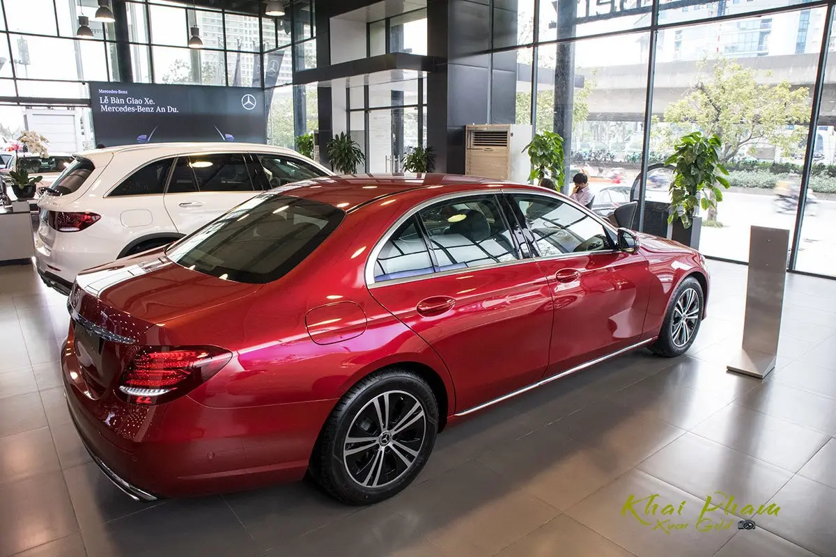 Mercedes-Benz  E 180 Elegance 9G-Tronic 3