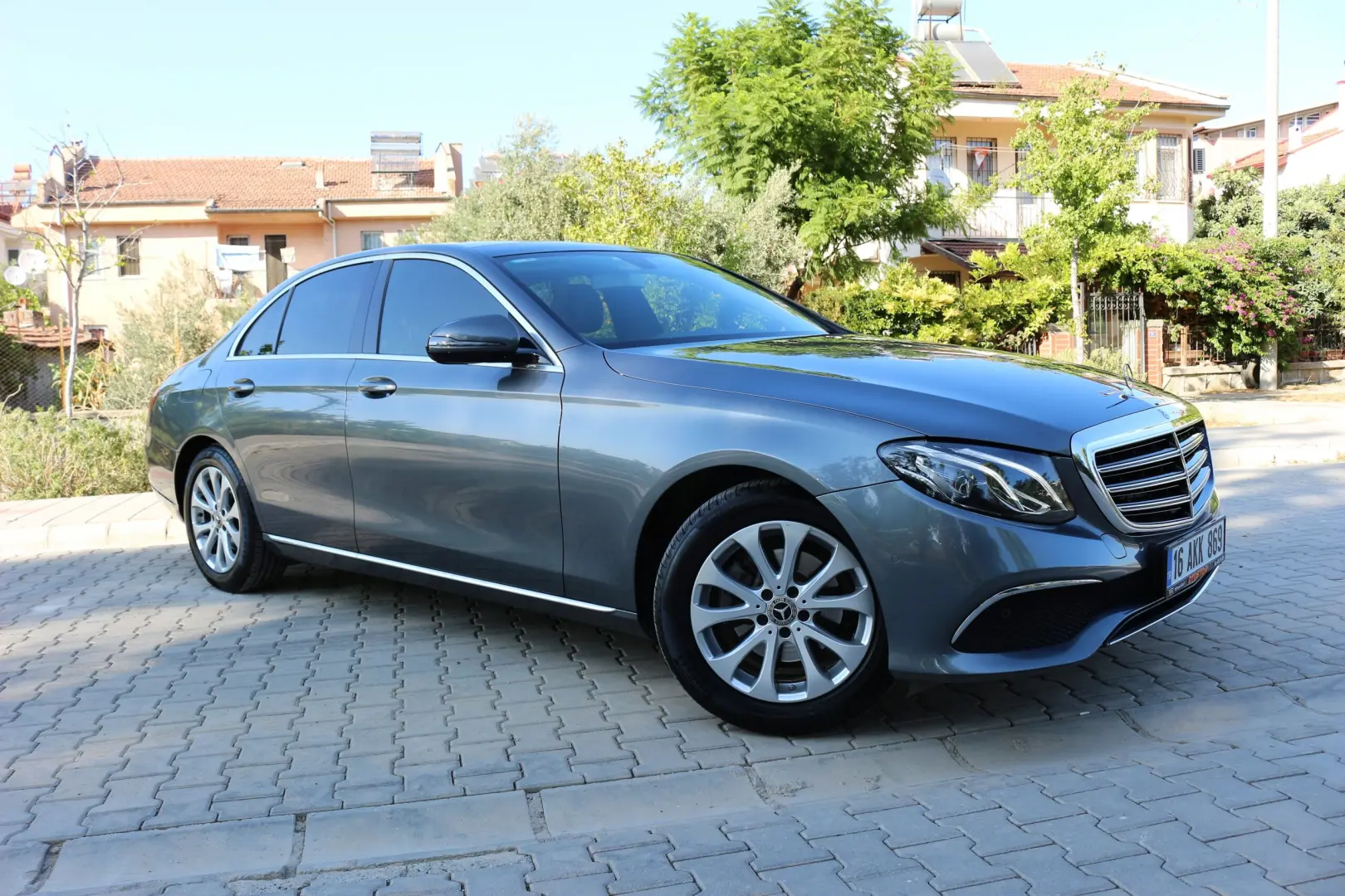 Mercedes-Benz  E 180 Exclusive 9G-Tronic 3