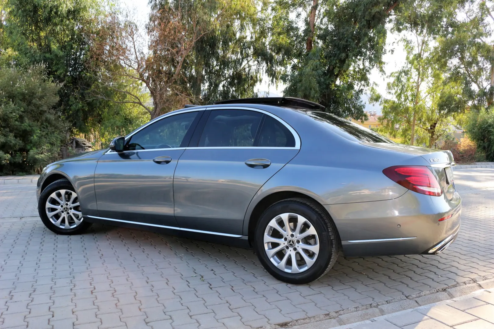 Mercedes-Benz  E 180 Exclusive 9G-Tronic 6