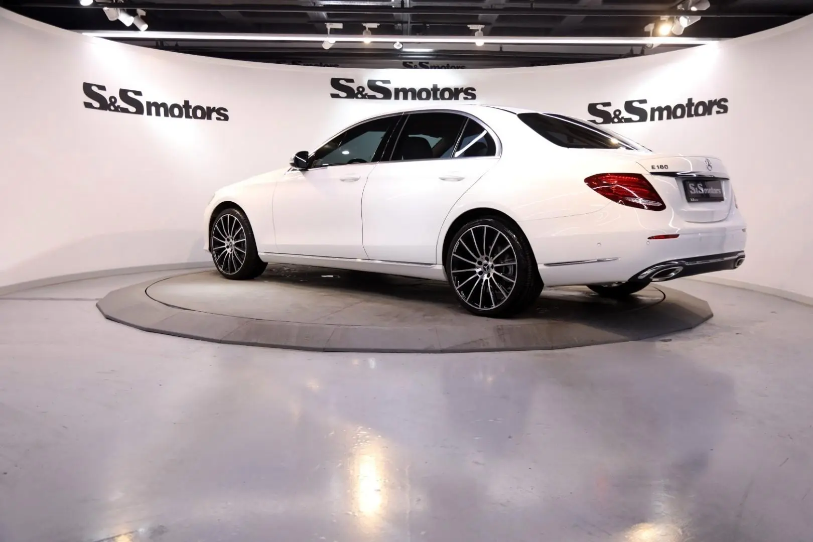 Mercedes-Benz  E 180 Exclusive 9G-Tronic 3