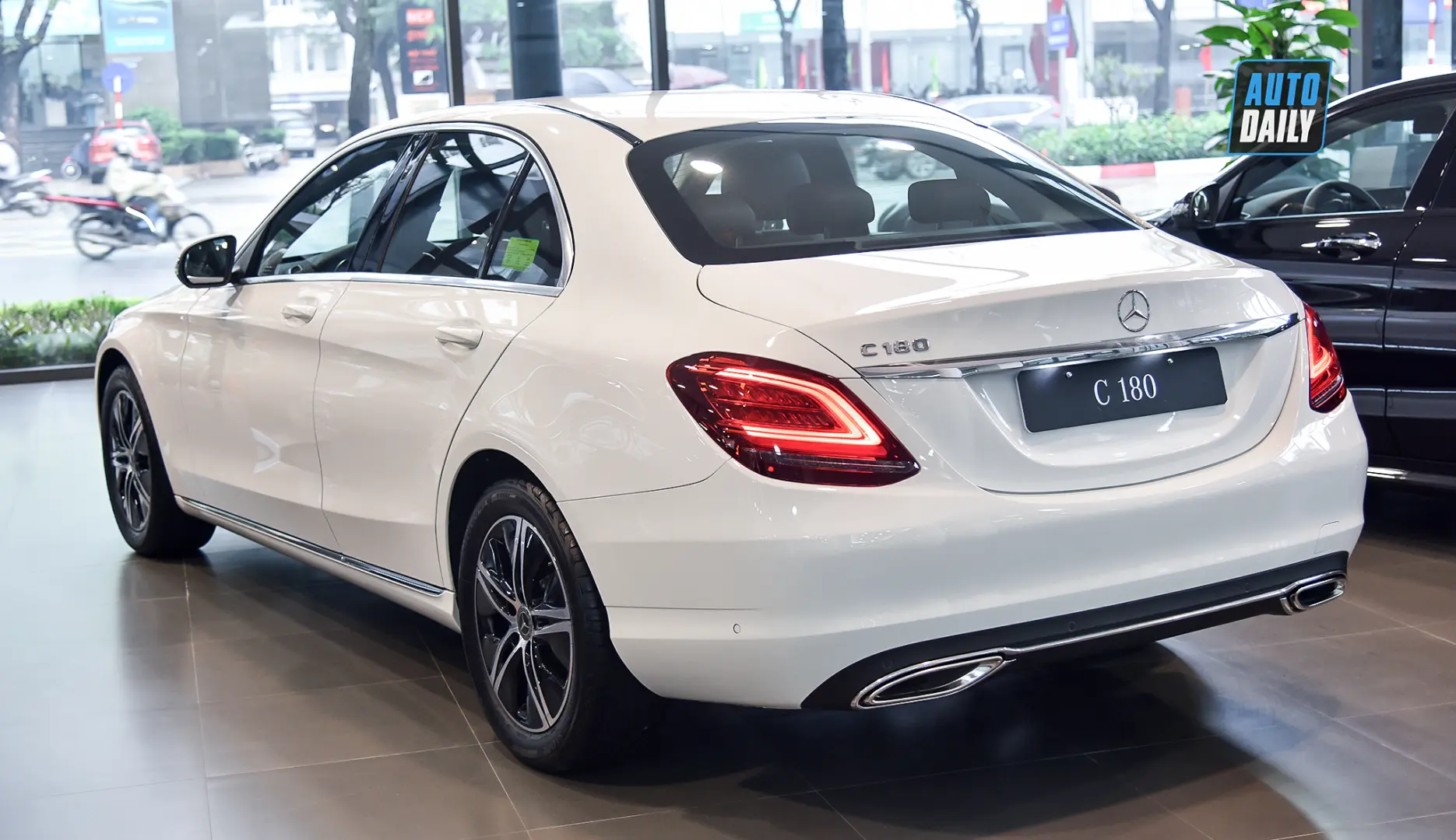 Mercedes-Benz  E 180 Premium 5