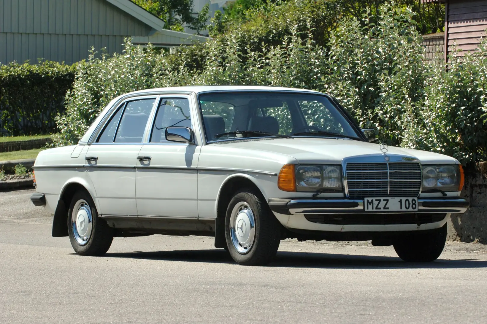 Mercedes-Benz  E 200 6