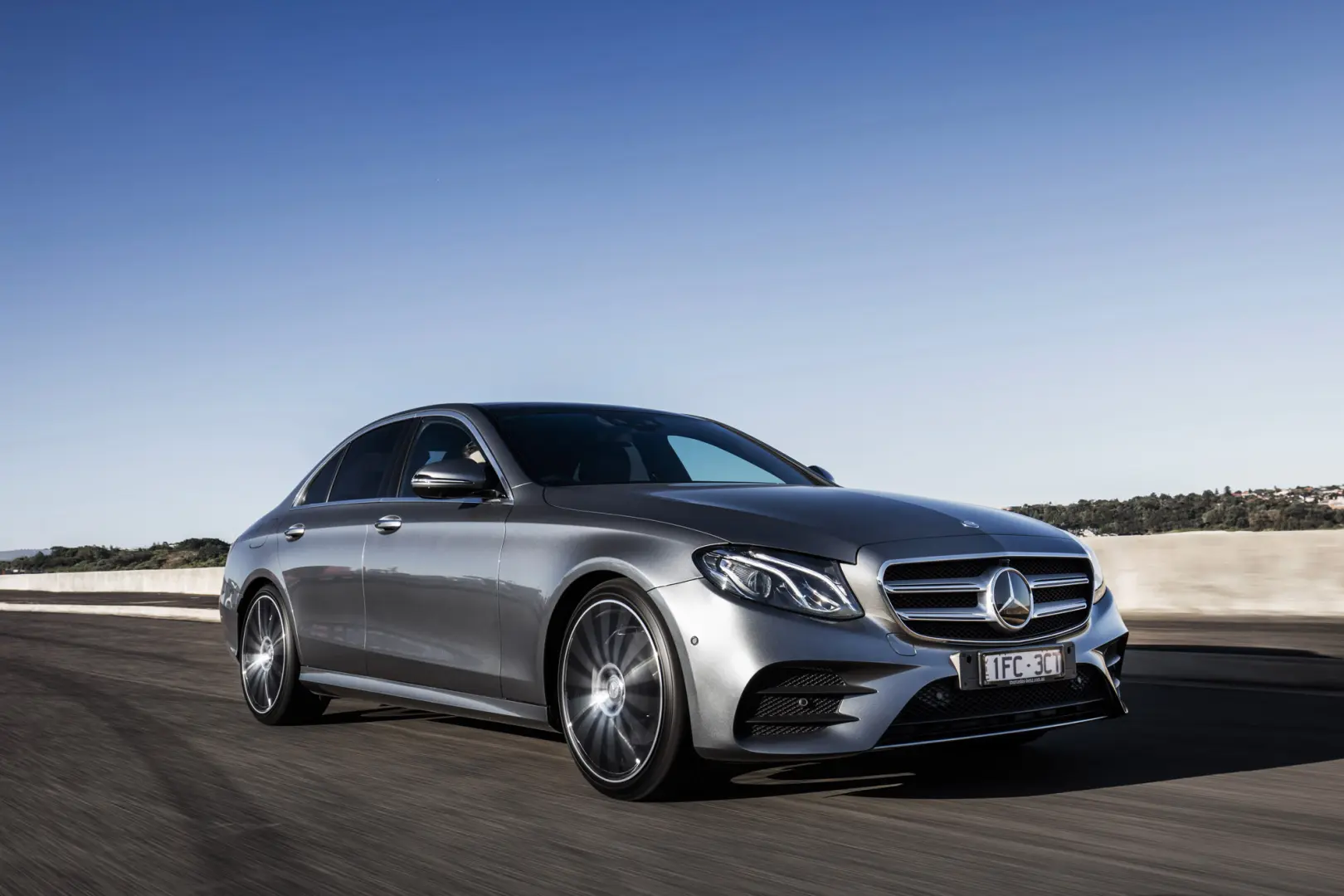 Mercedes-Benz  E 200 5