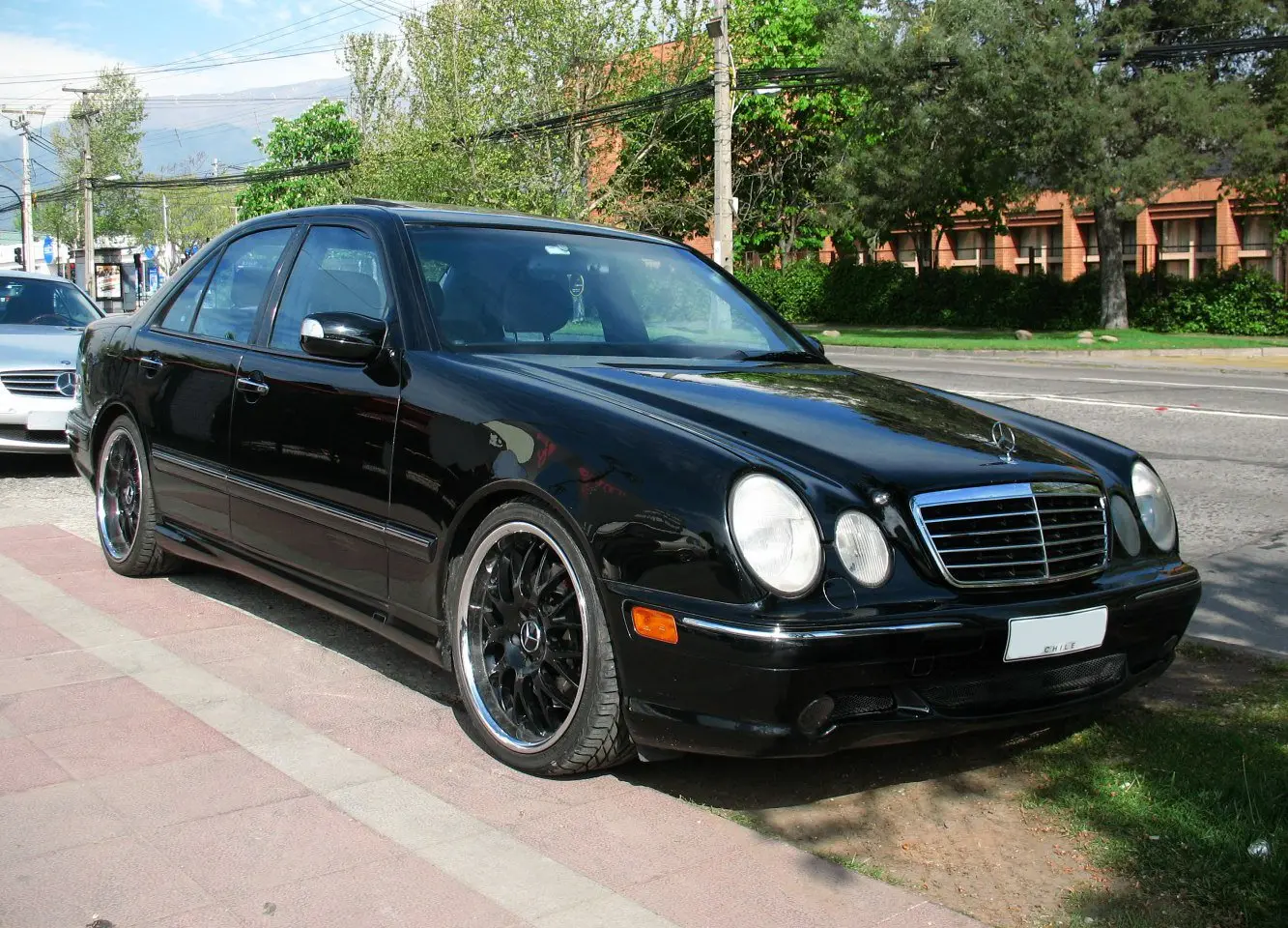 Mercedes-Benz  E 200 Classic 1