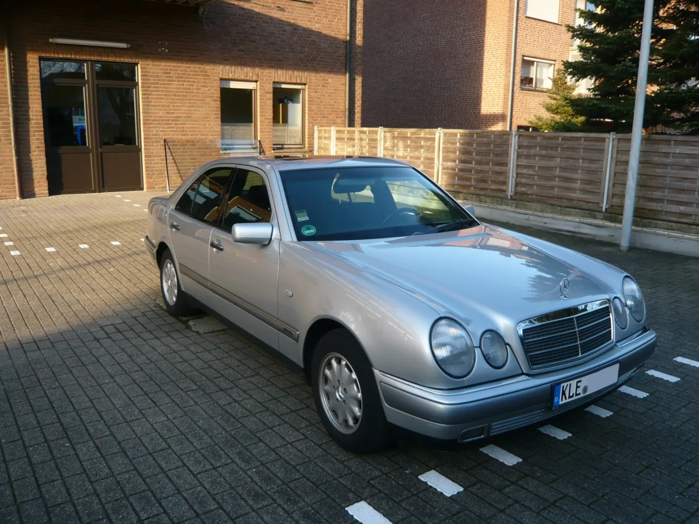 Mercedes-Benz  E 200 CDI Elegance 1