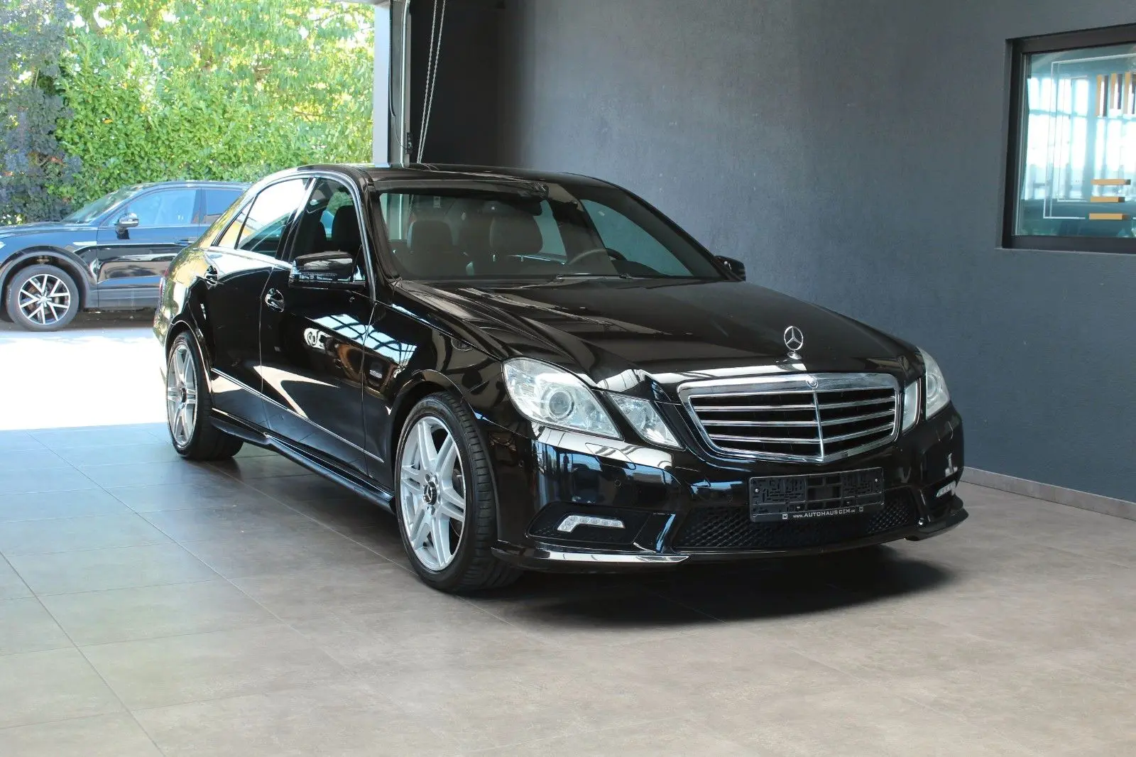 Mercedes-Benz  E 200 CGI AMG 2