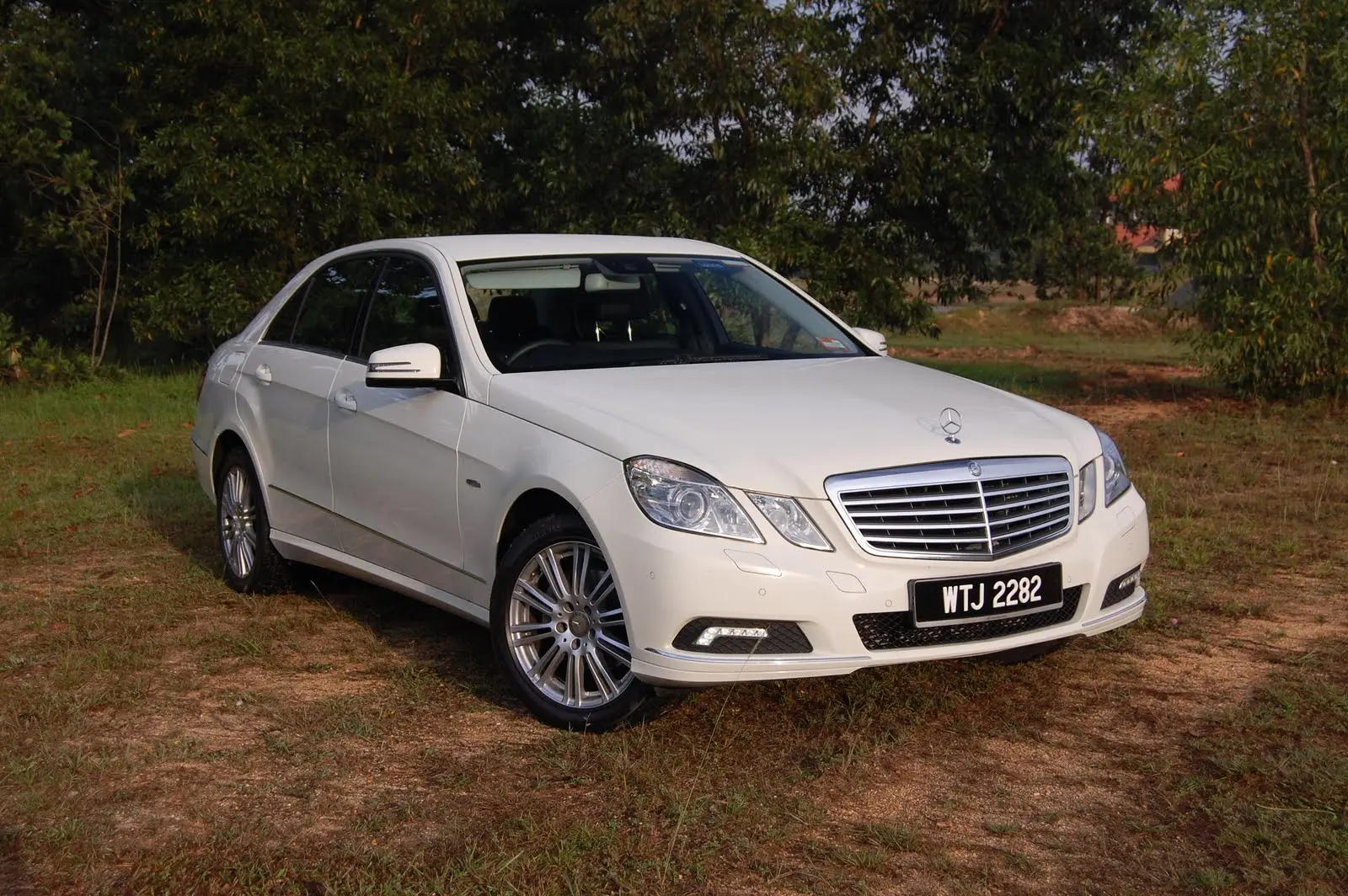 Mercedes-Benz  E 200 CGI Prime 4