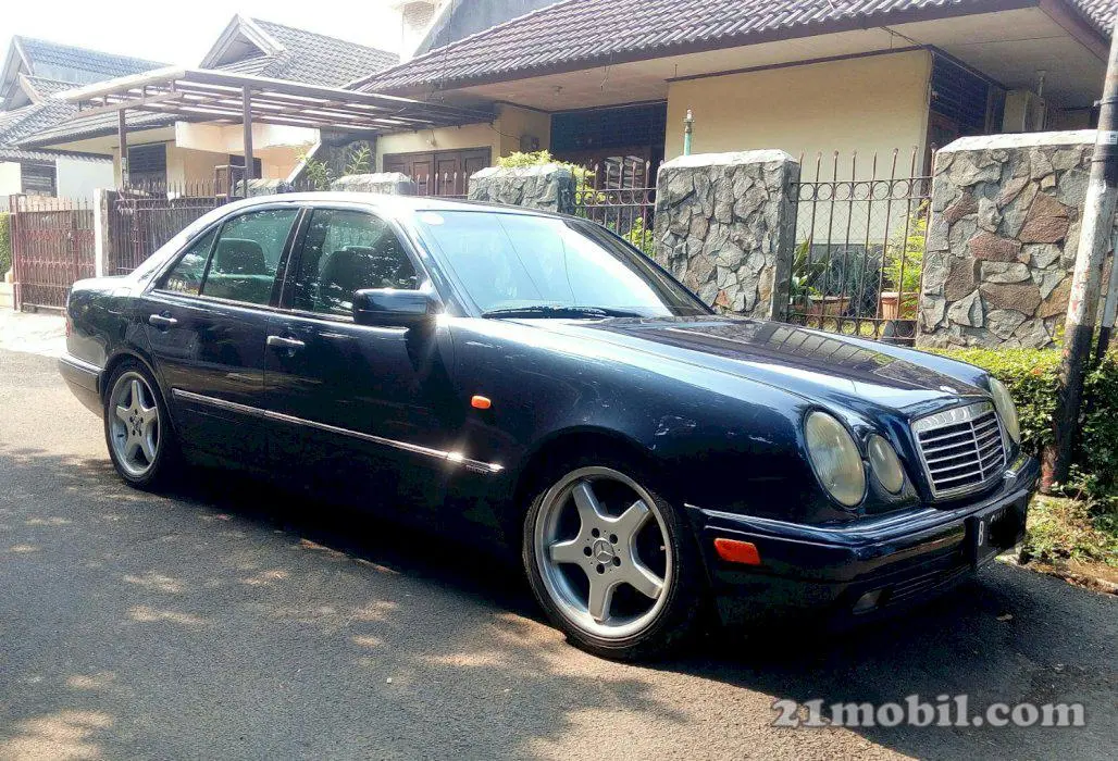 Mercedes-Benz  E 200 Classic 7