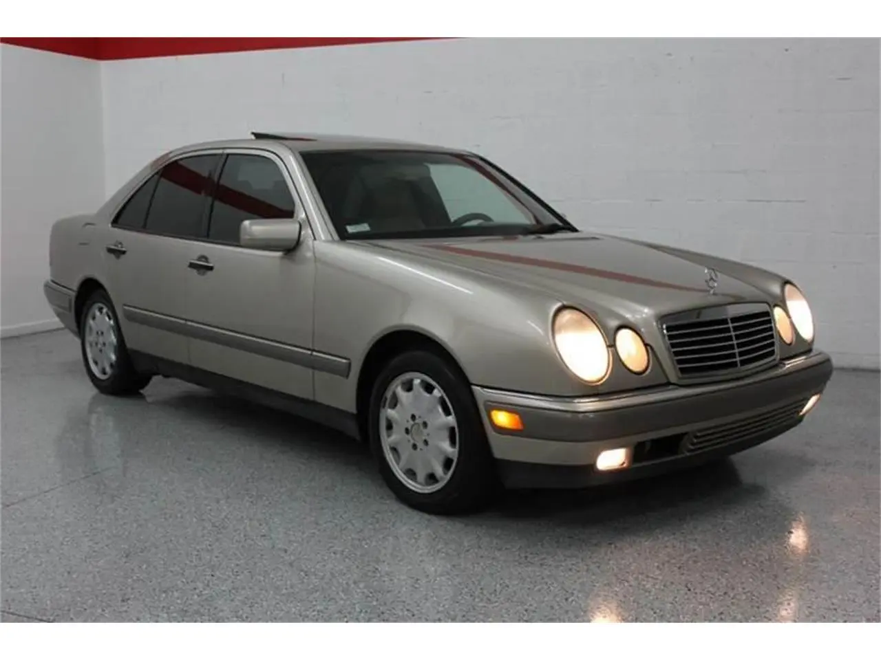 Mercedes-Benz  E 200 Classic 2