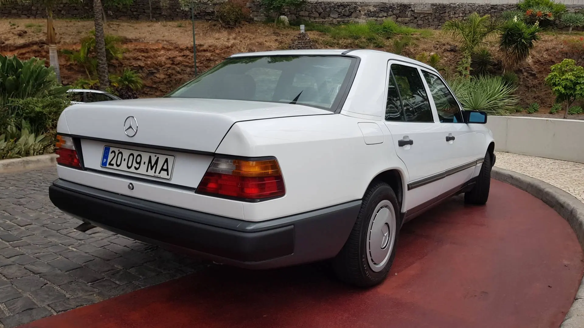 Mercedes-Benz  E 200 D 3