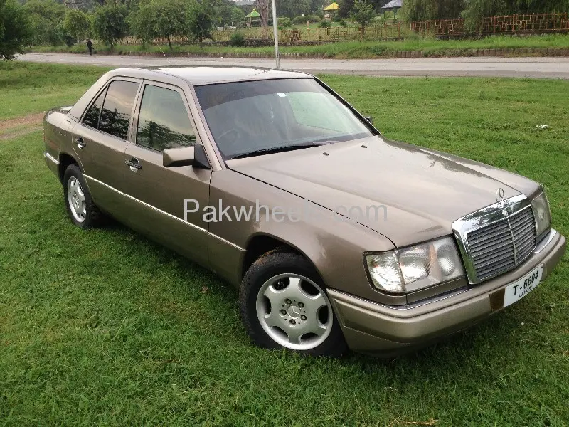 Mercedes-Benz  E 200 1
