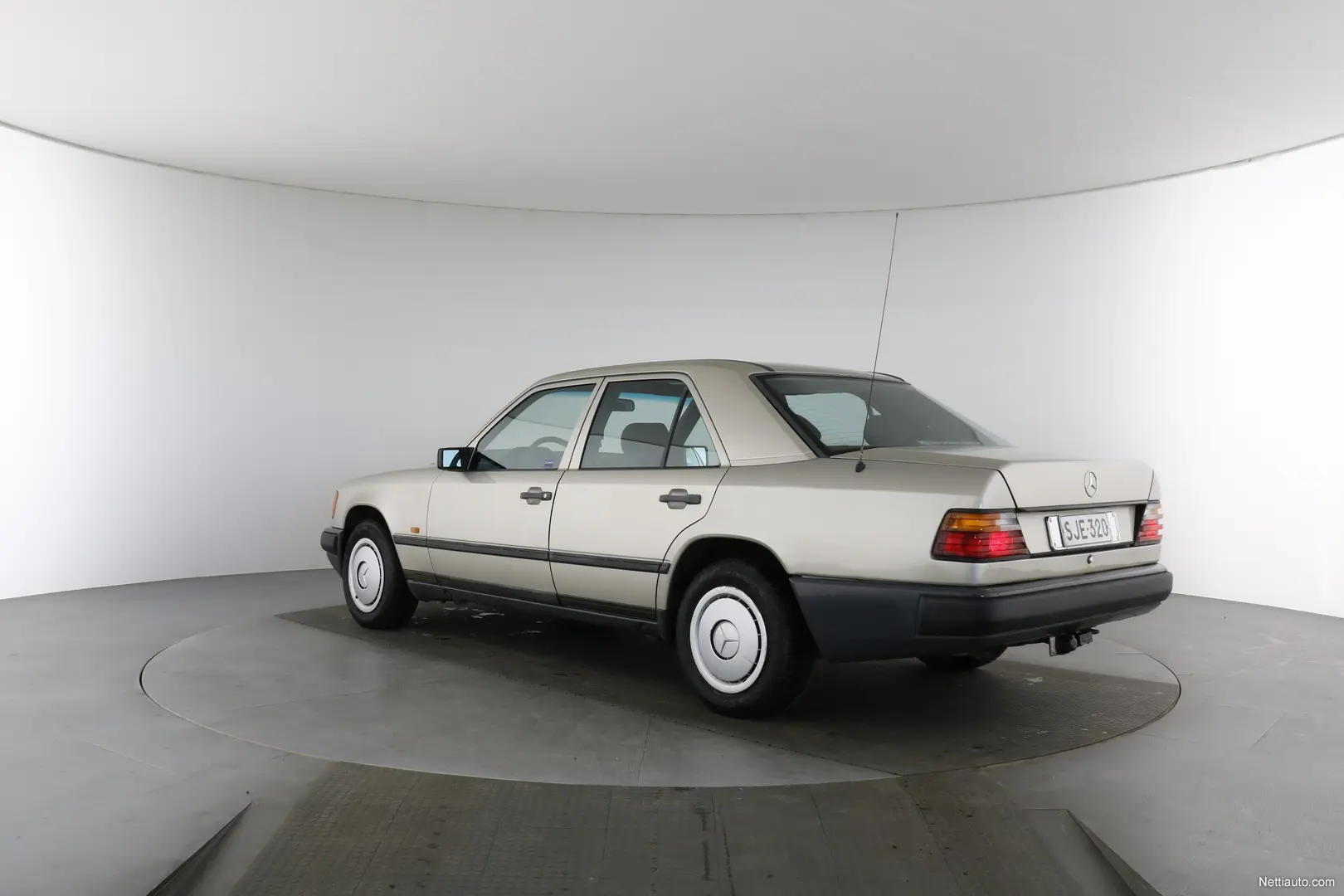 Mercedes-Benz  E 200 E 1